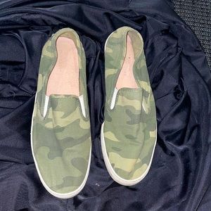 Old navy camo slip on